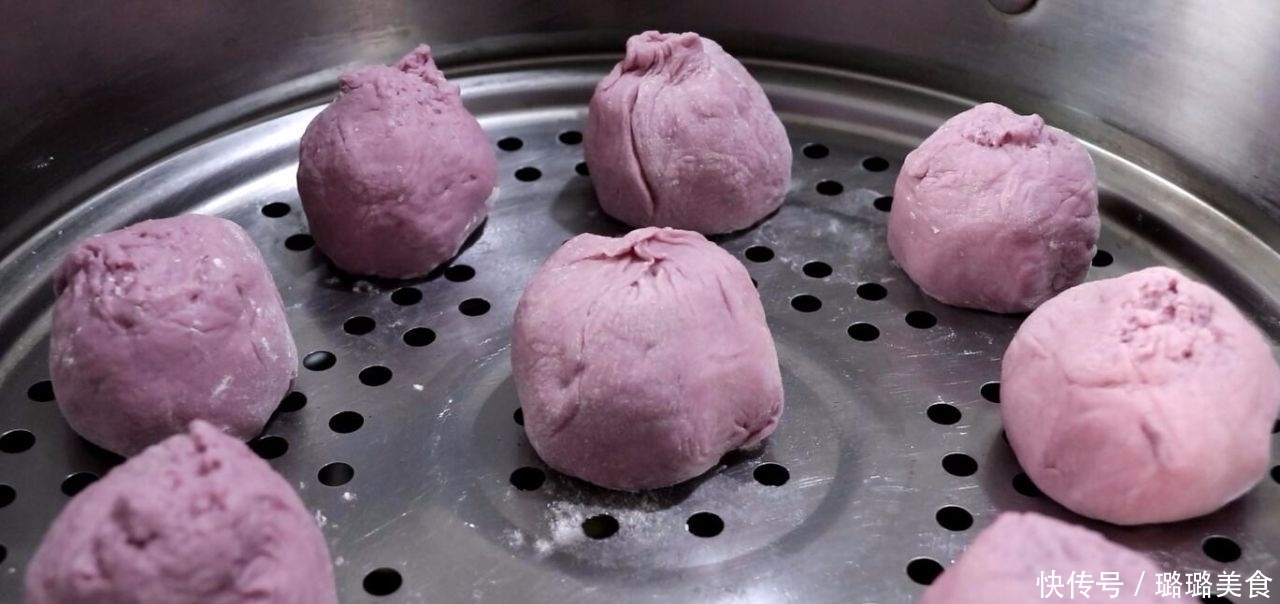 这是面粉的懒人做法,和面不加水,做出的馒头松软不塌,香甜可口