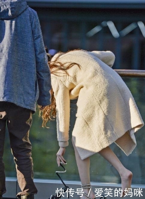 卡其色|美女户外换高跟鞋,脚真的不冷吗?