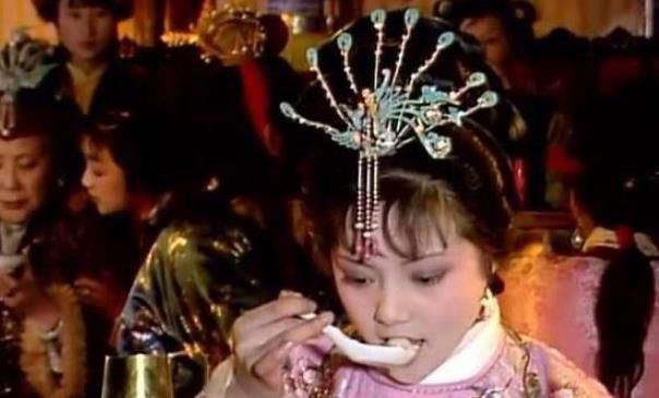 薛宝钗|贾母6拒“金玉良缘”,她为何瞧不上薛宝钗?薛姨妈不好意思说