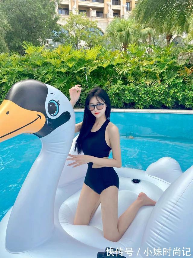 清纯 长腿美女穿搭起来简单又好看,双腿修长,成熟和清纯风格皆可