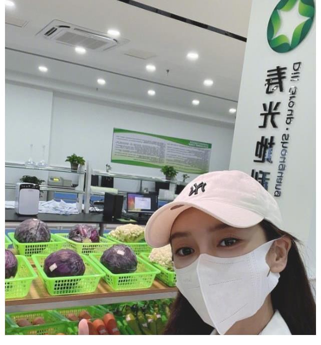 《奔跑吧黄河篇》白鹿像“单肩包”被拎起来，baby凌晨四点逛菜园