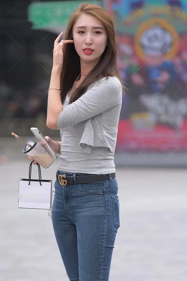 牛仔裤又开始火爆了吗?显腿型瘦不说,还时髦上档次!