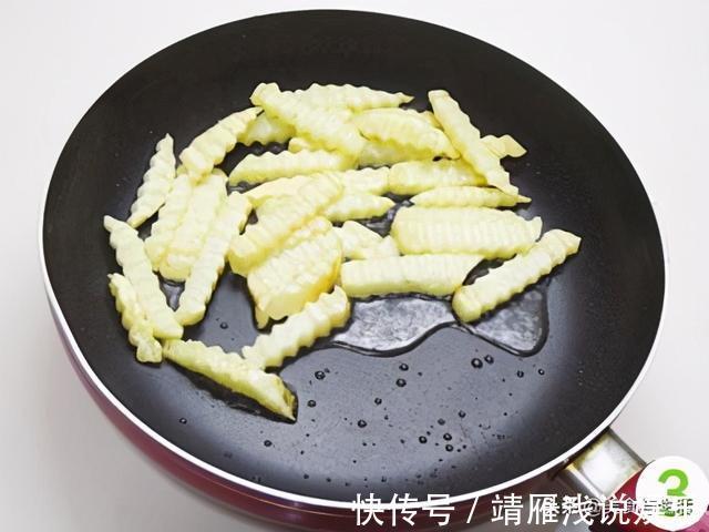 做法|土豆的另一种做法，比炸成薯条还好吃，既是菜又当零食