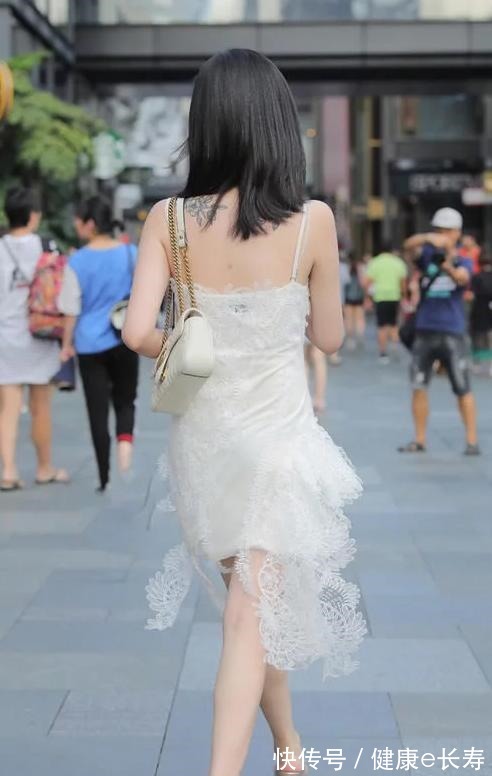 性感 成熟性感的氧气美女,看起来十分俏皮!