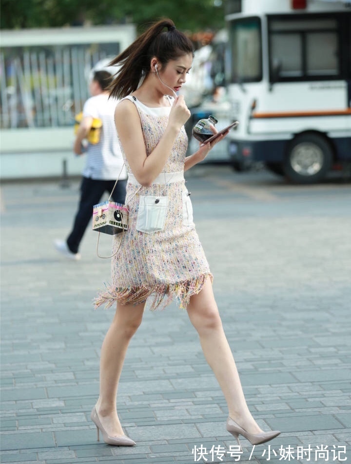 街拍 街拍路人,爱美是人的天性,而爱时尚就要保持一颗年轻的心