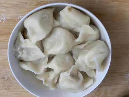 煮饺子时，水开直接下锅煮就错了，多加这一步，饺子不破皮不粘锅