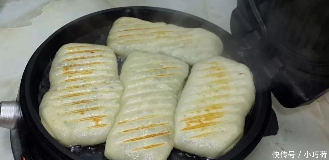 1斤韭菜, 2个鸡蛋, 不用一滴水, 比韭菜盒子都好吃, 放凉都不会硬