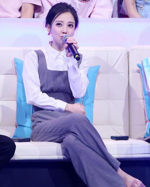 冯提莫|冯提莫上节目被男嘉宾占便宜，被摸大腿20多次，网友：这人真恶心