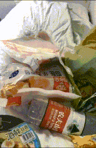 |搞笑GIF:这只猴子是进化了一半吧?另一半卡住了?