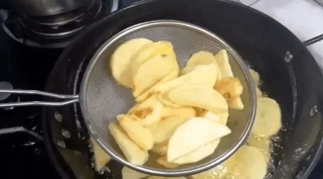  轻松|铁板土豆片，新手都能轻松做，几块钱就能做一盘！