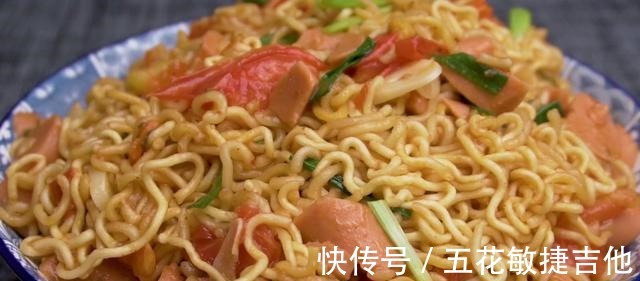 一包几块钱的方便面原来还可以这样吃,出锅比煮着吃有嚼劲多了!