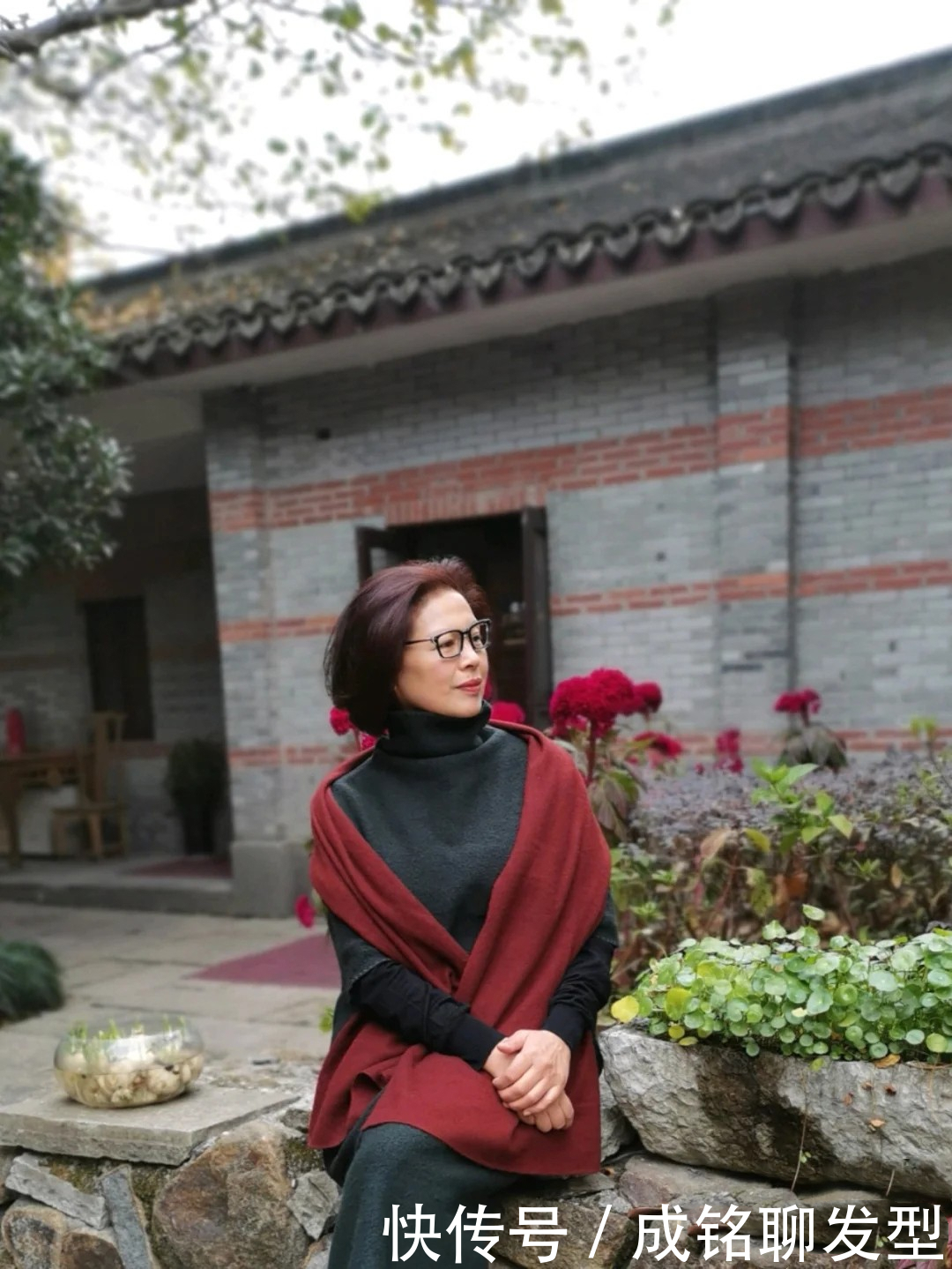 老年人怎么穿才高级？60岁“大妈”巧用红色搭配，时尚减龄有韵味