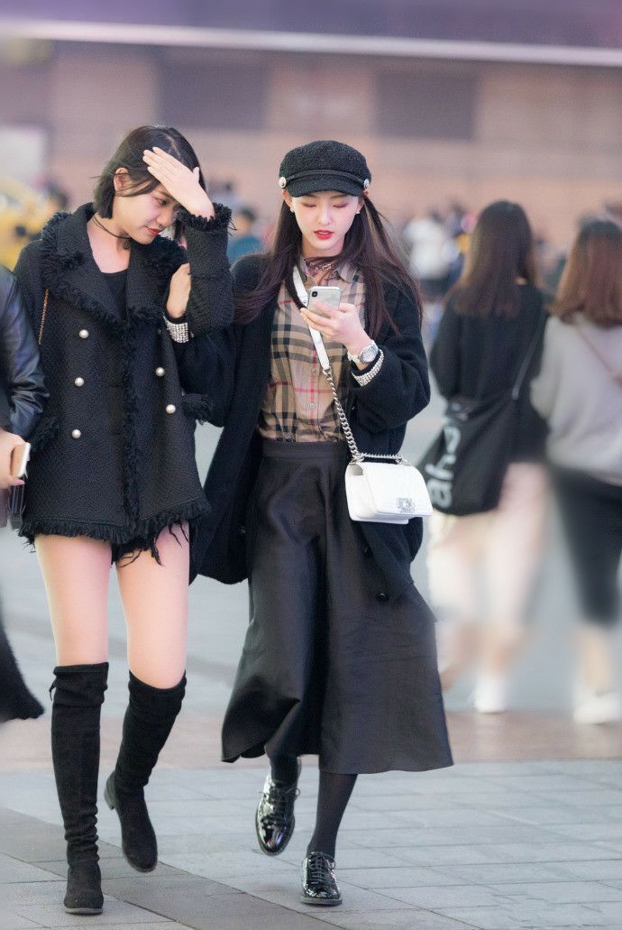 穿梭|街拍:潮流街区的时尚美女,在大街上来回穿梭,不亚于一场走秀