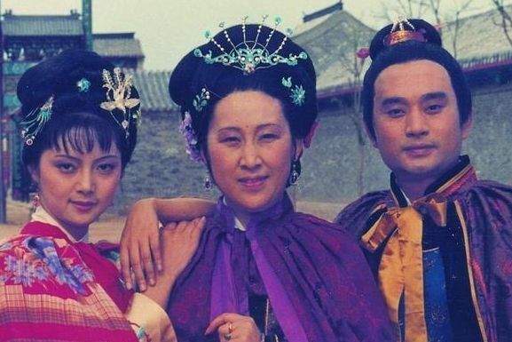 避而不见|林黛玉初进荣国府,两位舅舅像商量好了一样,为何都避而不见