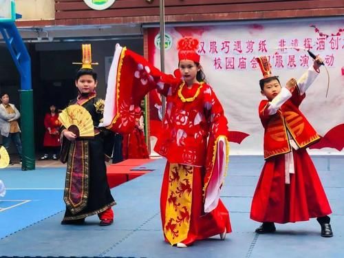  大南路小学493件创意“剪纸汉服”登上“秀场”，展现民族服饰之美！