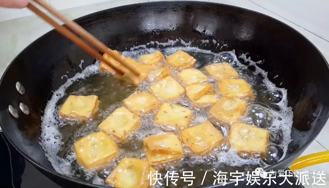 零食|孩子想吃零食不用买，擀一擀切一切，出锅比麻花都好吃，太香了