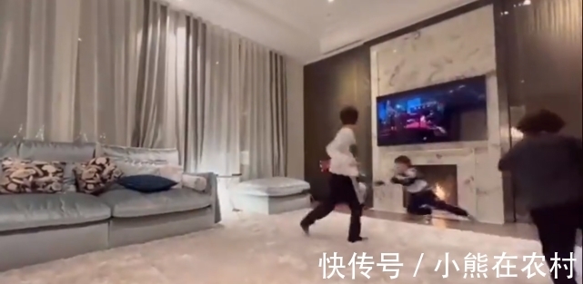 安妞|萌翻！梅西豪宅带仨娃踢球，麻袋凶狠铲飞西罗，招妹抹眼泪找妈妈