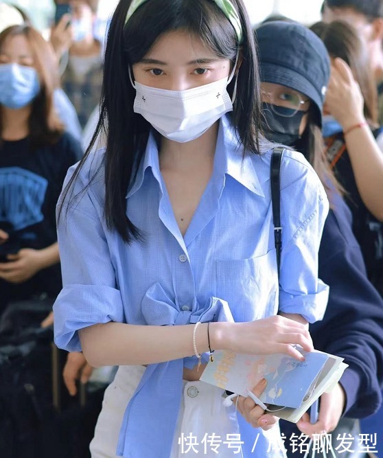 衬衣|今夏流行穿“蓝色”衬衫,清新时尚减龄还显瘦,就连明星都上头