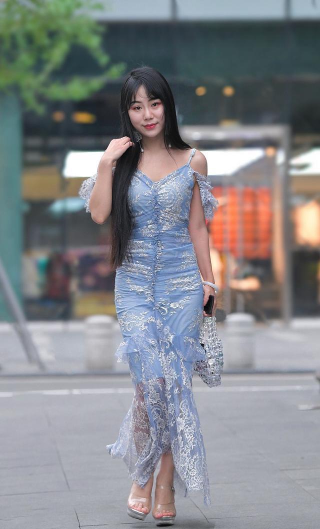 高跟凉鞋|街拍美女:蕾丝吊带连衣裙,搭配厚底高跟凉鞋,美女对身材自信穿出气质美