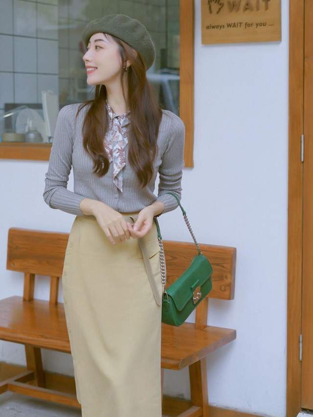 半身裙|女生博主秋冬穿搭指南,针织开衫搭配百褶半身裙,高贵优雅又温柔