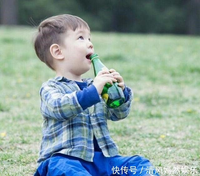 小男子汉 杜江与嗯哼冲浪曝光,嗯哼右脚边的东西却惹争议,该不该佩戴