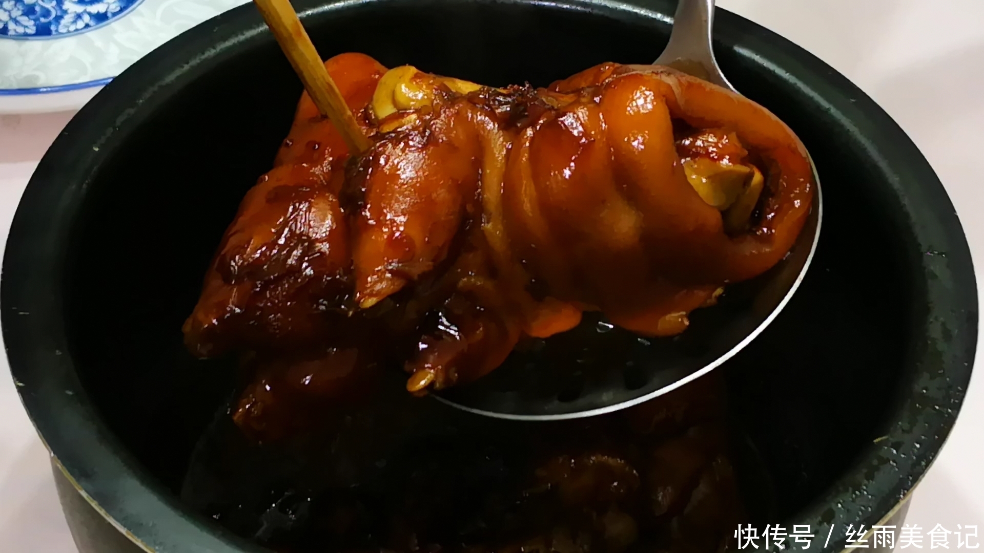 老婆|两猪蹄往电饭锅里一丢,不加1滴水1滴油,出锅后老婆和儿子抢着吃