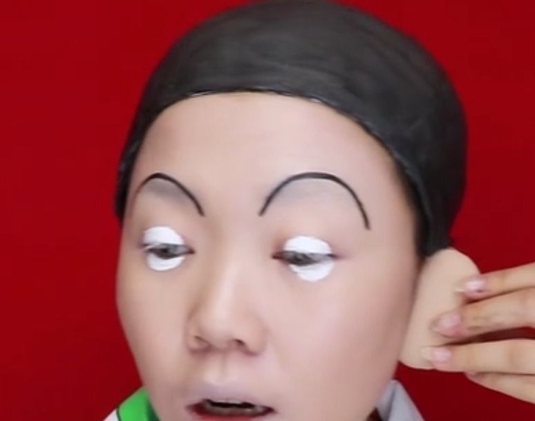 成年版|小姐姐仿妆蜡笔小新,开始操作很新鲜,看到最后这是成年版的吧