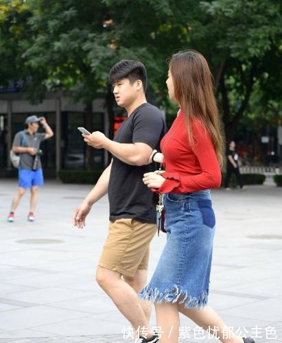 高跟鞋|红色宽松长袖上衣搭配牛仔裙,青春靓丽,美丽大方