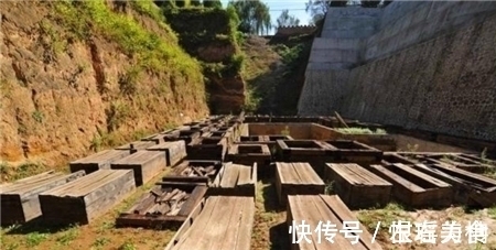 尸骨!古怪农田千年来无法耕种,老汉随手一挖,却发现我国最残忍的古墓