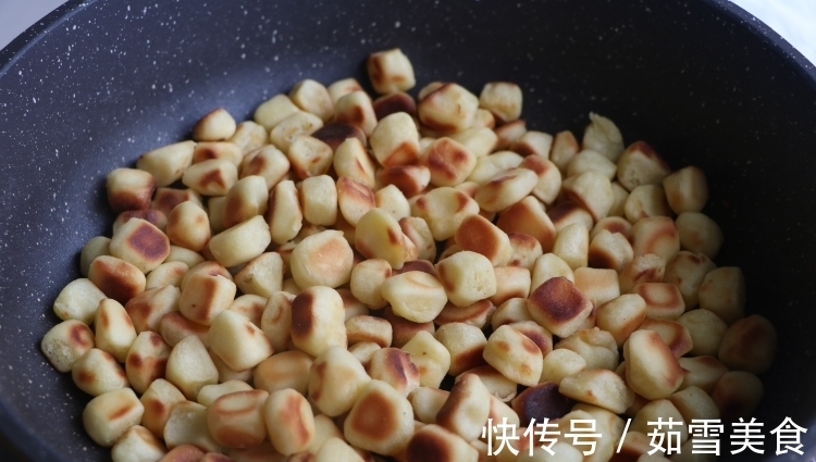 健康|面粉里加2个鸡蛋，不用蒸不用炸，健康好吃，女儿一口一个停不了