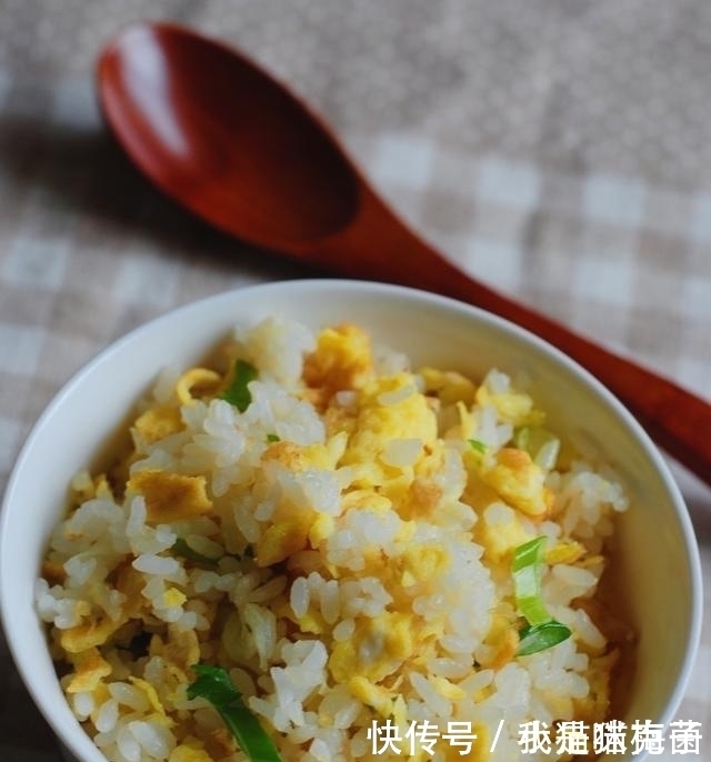 鸡蛋炒饭是先炒鸡蛋还是炒饭,教你正确的方法,米粒清,太香了