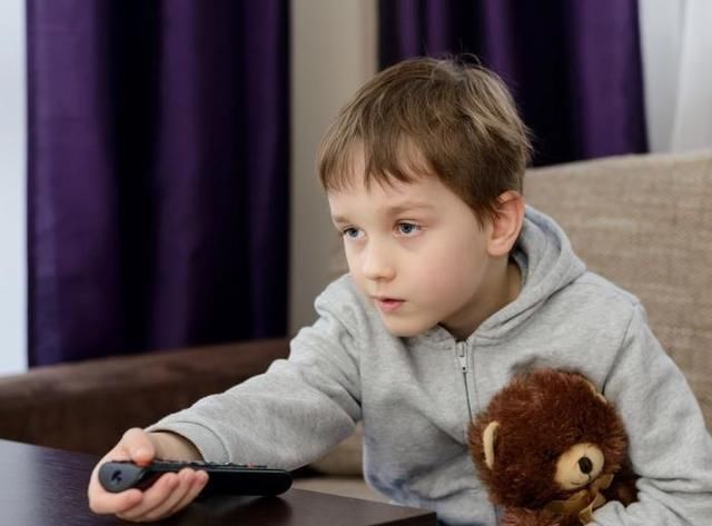 每天看电视超过1小时,3年后孩子受的“伤”,不仅仅是眼睛!