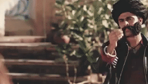 |搞笑GIF:妹子你真是会玩,乍一看还以为轻生呢