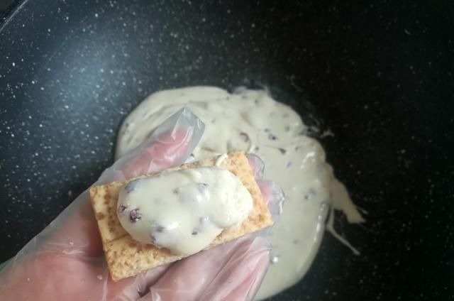 它是新网红饼干,10分钟做好,咬一口咯吱脆,比雪花酥还好吃