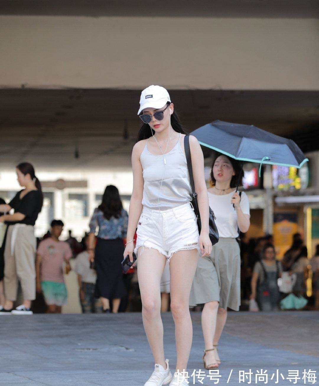 穿衣风格 妹妹走在街上很大气,表情这么“冷淡”,不怕冻住谁?