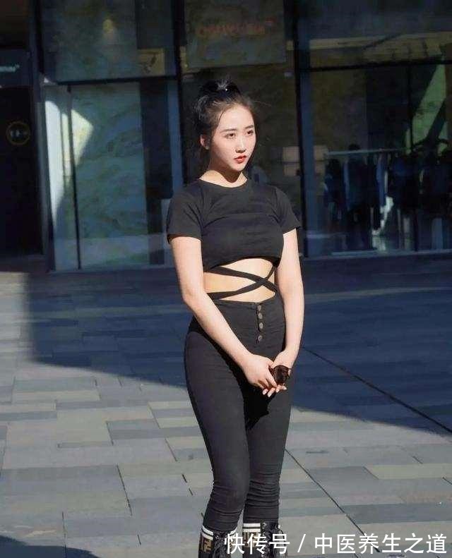 短靴 白色休闲短袖搭配黑色休闲打底裤,身材很好的展示,整体修身效果!