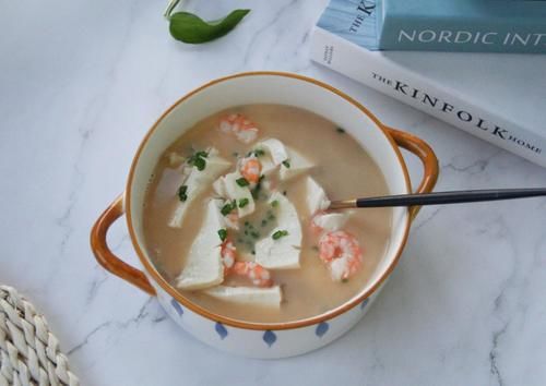  清甜虾仁豆腐汤，简单调味也是美味，虾仁鲜，豆腐嫩！