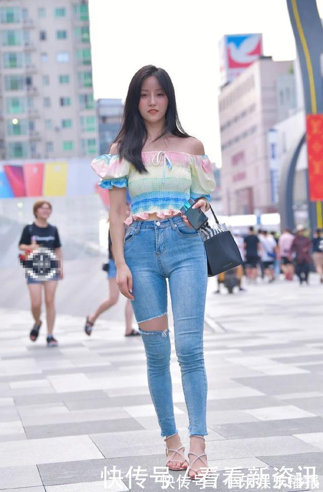 一字 一字肩紧身上衣,搭配破洞牛仔裤,时尚感满满