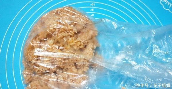 把鸡蛋打进剩米饭里,学会这新吃法,越吃越上瘾,上桌就抢光