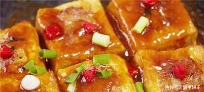 做焖汁豆腐时,不要直接放入锅里煎,多加这两步,豆腐又嫩又滑