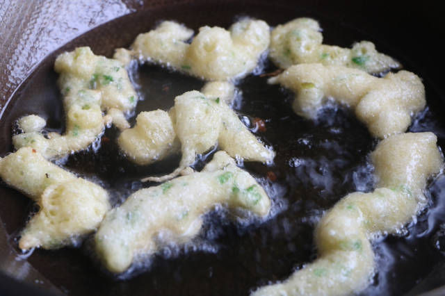 早餐别吃油条了,教你懒人吃法,手不碰面,一挤就出锅,又软又香