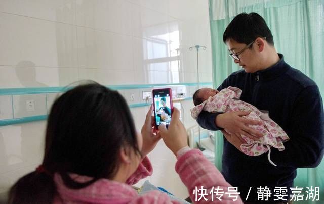婆婆|新生婴儿出产房,谁第一个抱就像谁?这说法准吗