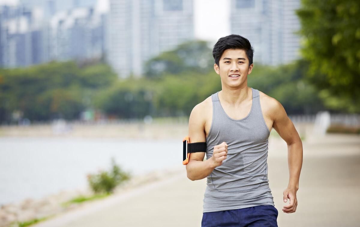 运动能力|长期跑步训练的人,跟长期撸铁训练的人对比,二者有何不同?