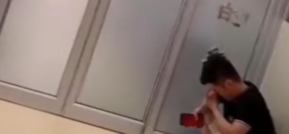 爸爸|22岁准妈妈生孩子,产房外却来了4个爸爸,网友眼泪都快哭干了