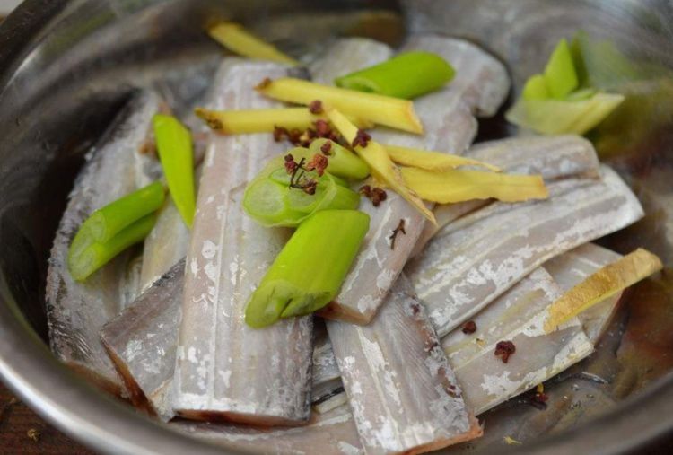 炸带鱼，用面粉还是用淀粉？全错，大厨用它，金黄酥脆外焦里嫩