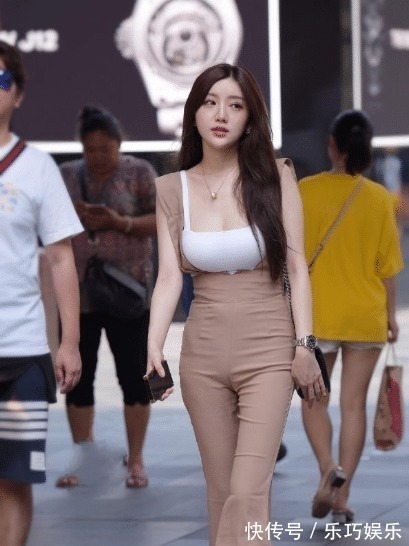 穿搭 小区最“抢手”的美女,每天穿搭很时髦,追她的人排长队