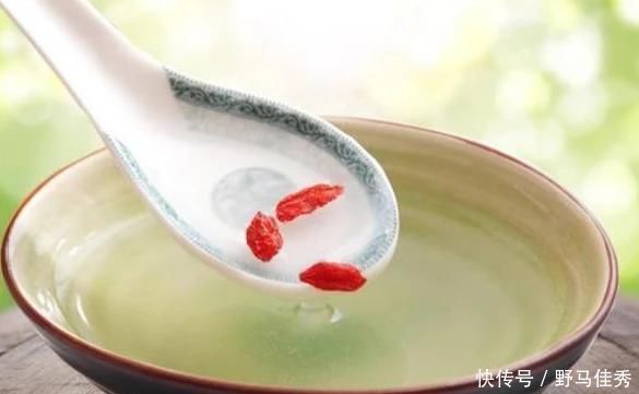 三只鸡|女性“月经量”太少常吃4种“碱性”食物,补充雌激素,更健康