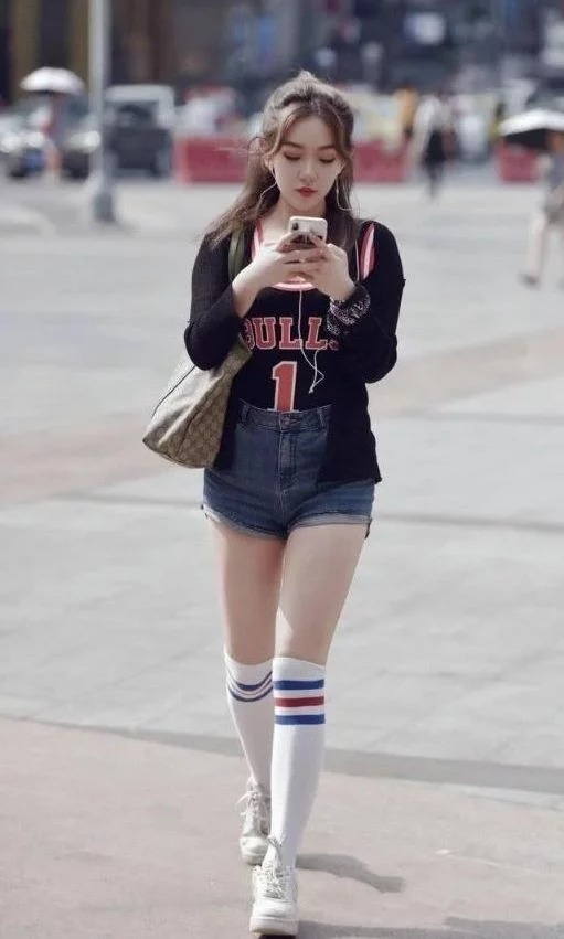 街拍：小美女呢子大衣搭配百褶蛋糕裙，温柔又乖巧，笑容甜美可爱