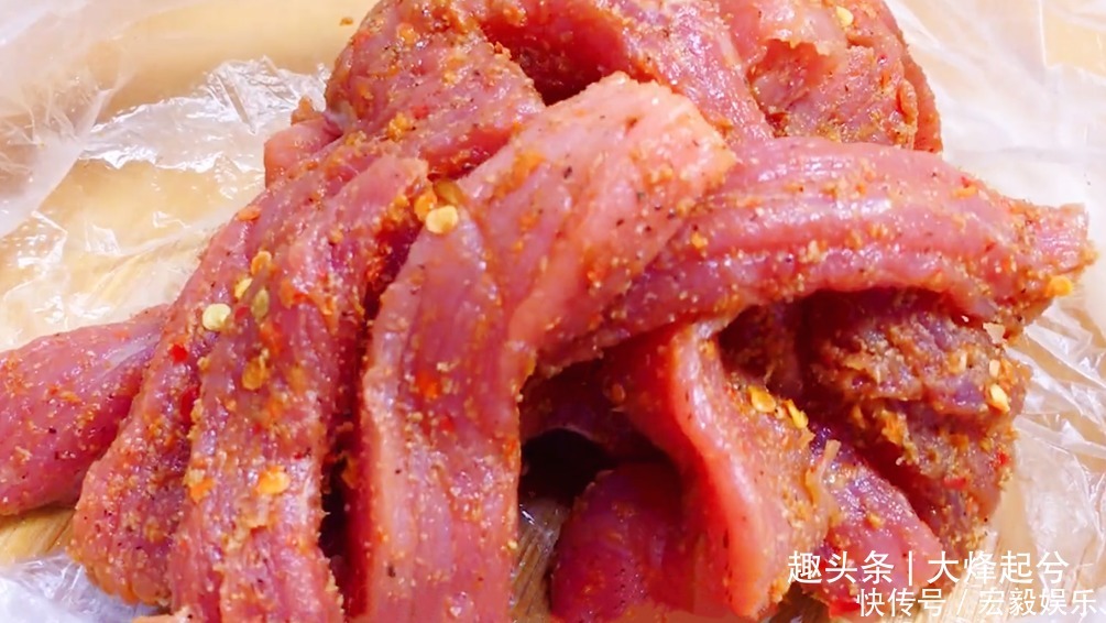香辣手撕牛肉干,做法简单易学,刷剧必备小零食,越嚼越香真过瘾