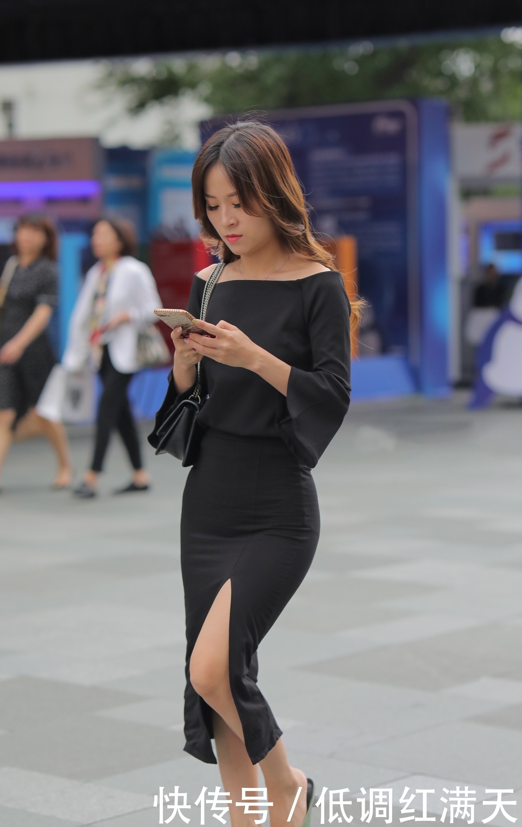 美女穿黑色半身裙,搭配穆勒鞋,穿出“好马配好鞍”的时尚效果